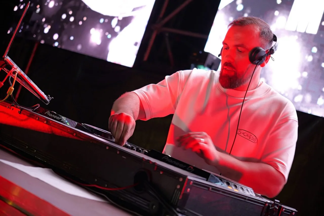 DJ și MC pe scenă