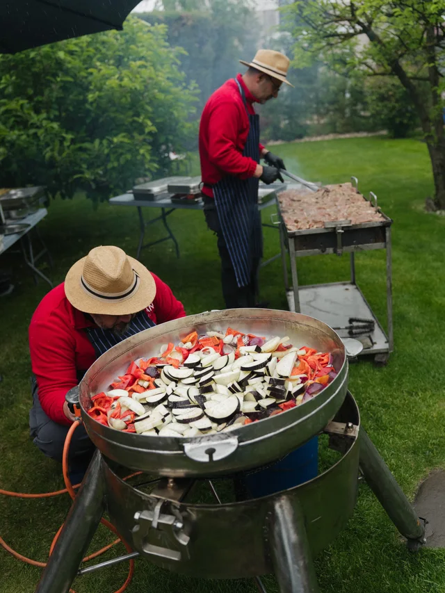 Paella cu legume la foc deschis