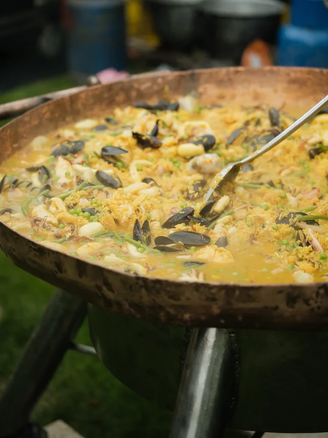 Paella cu fructe de mare
