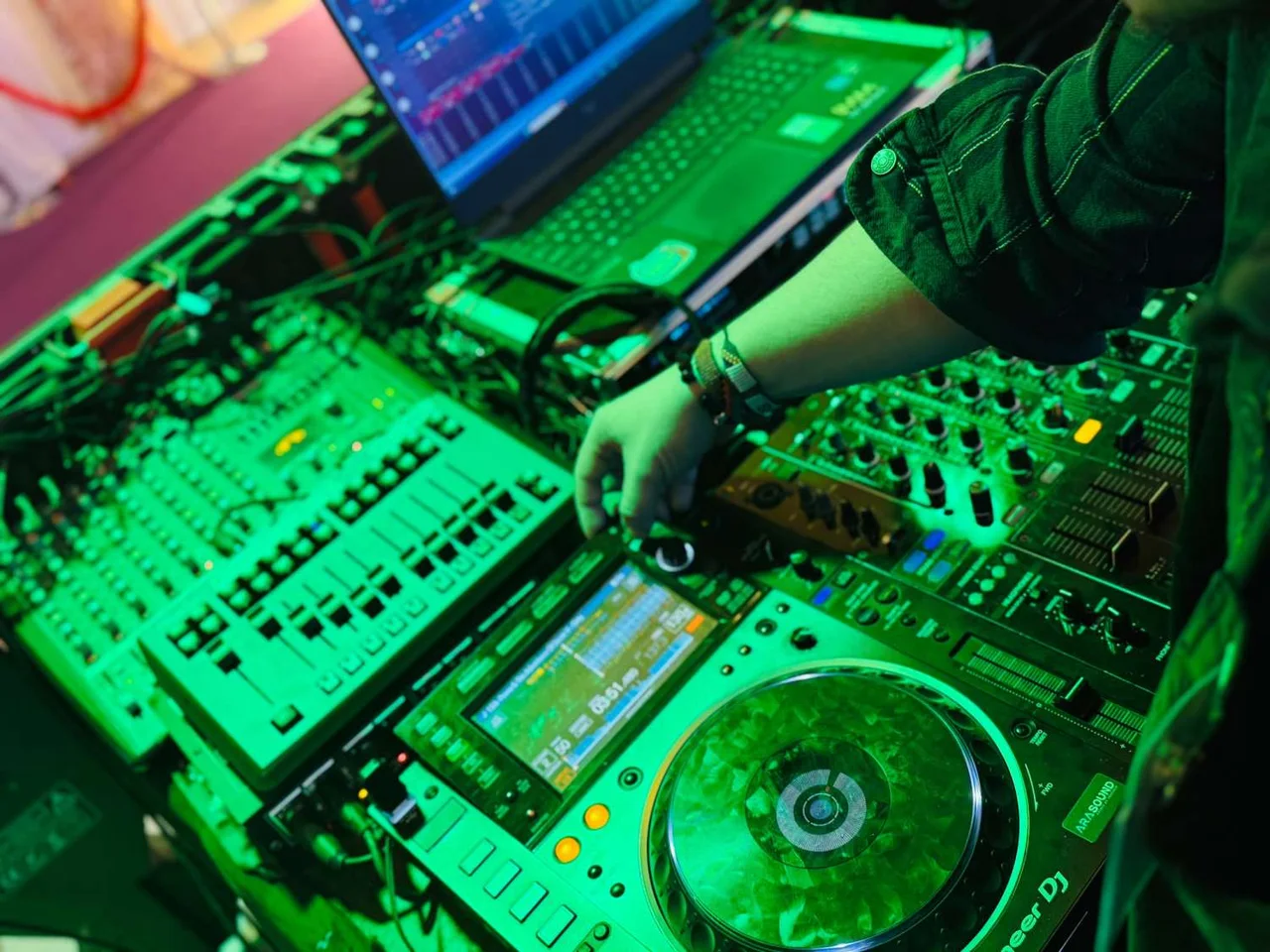 DJ Tavi, București