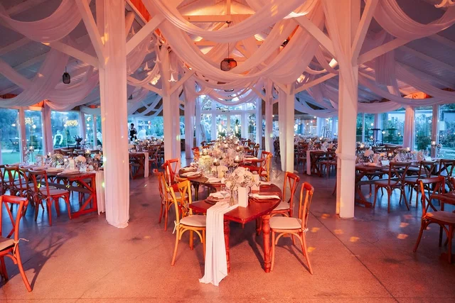 Sala în aranjament de nuntă