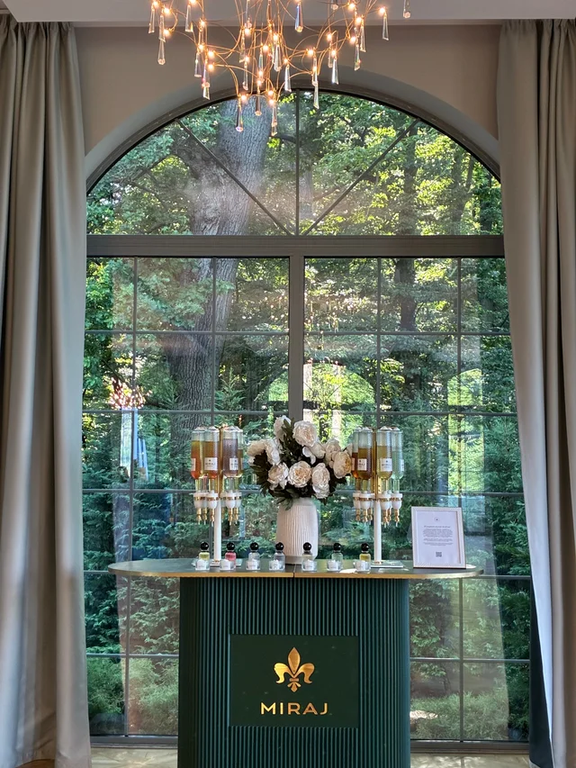 Perfume Bar în fața ferestrei mari, la Snagov Mansion