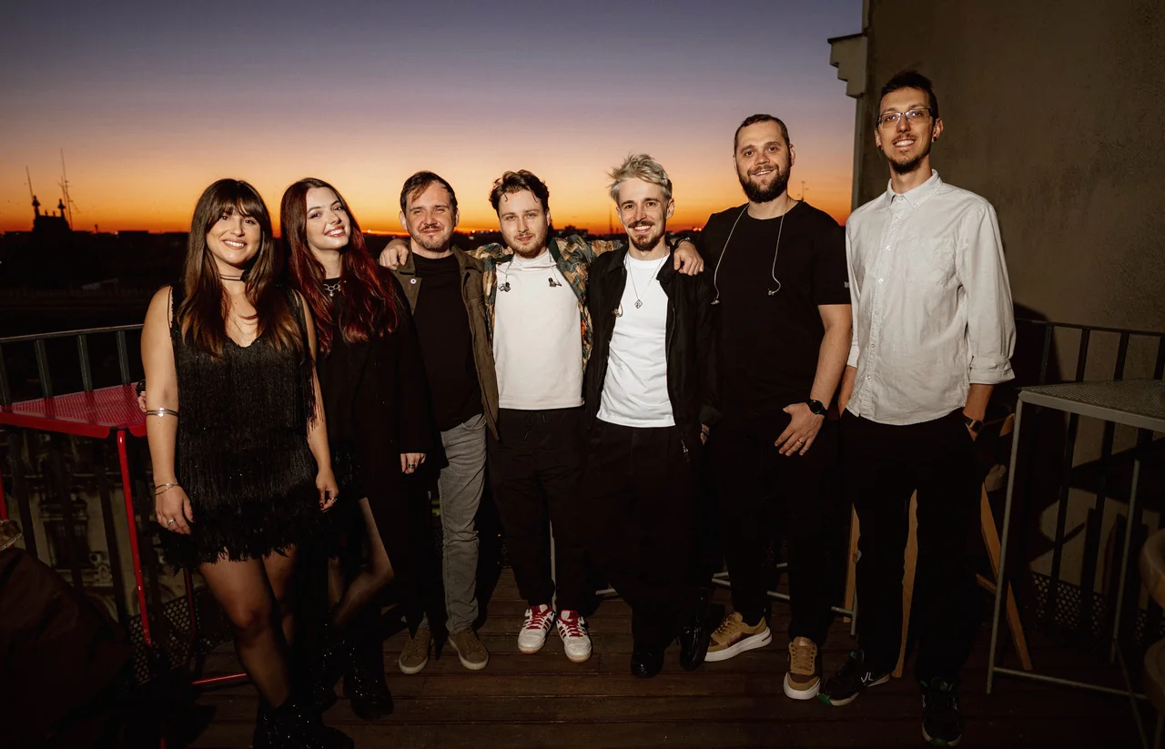 Overnite Band, Trupă, fotografia 1