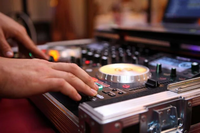 DJ Suru, DJ, fotografia 8